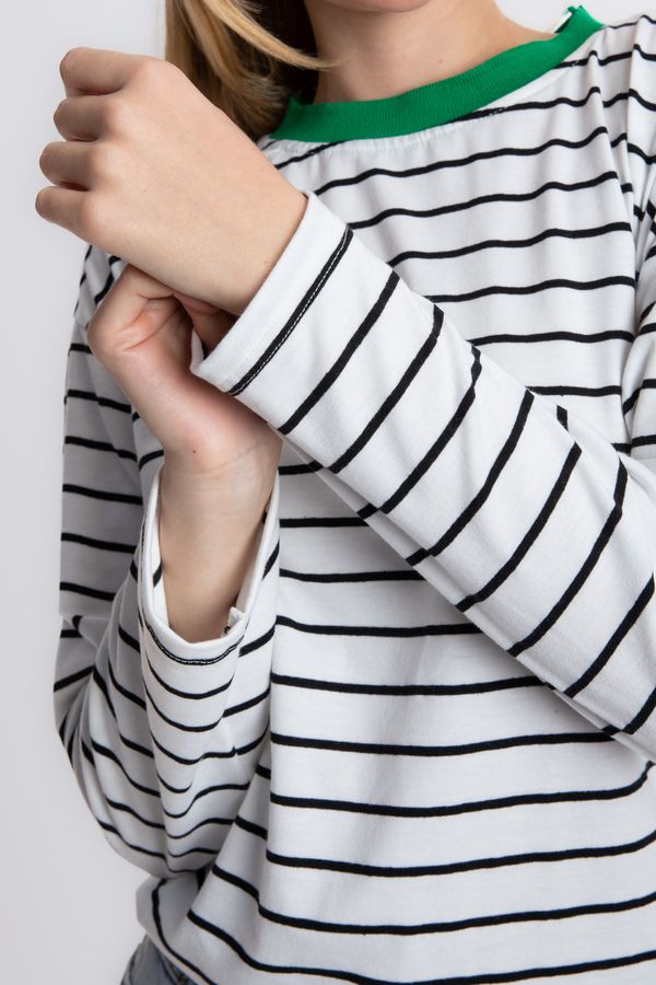 Striped Crew Neck Relaxed Sweatshirt with a Neck Detail 7