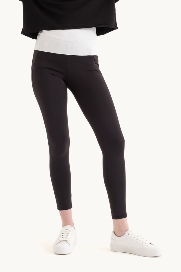 High Waist Leggings with a Pocket Detail 1