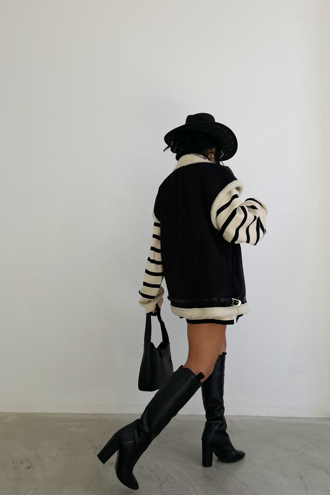 Nubuck Collar Zipper Oversized Gilet with a Belt Detail on the Neck