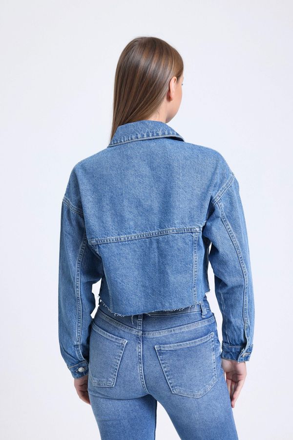 Denim Collar Pocket Cropped Jacket with a Seamless Hem 3