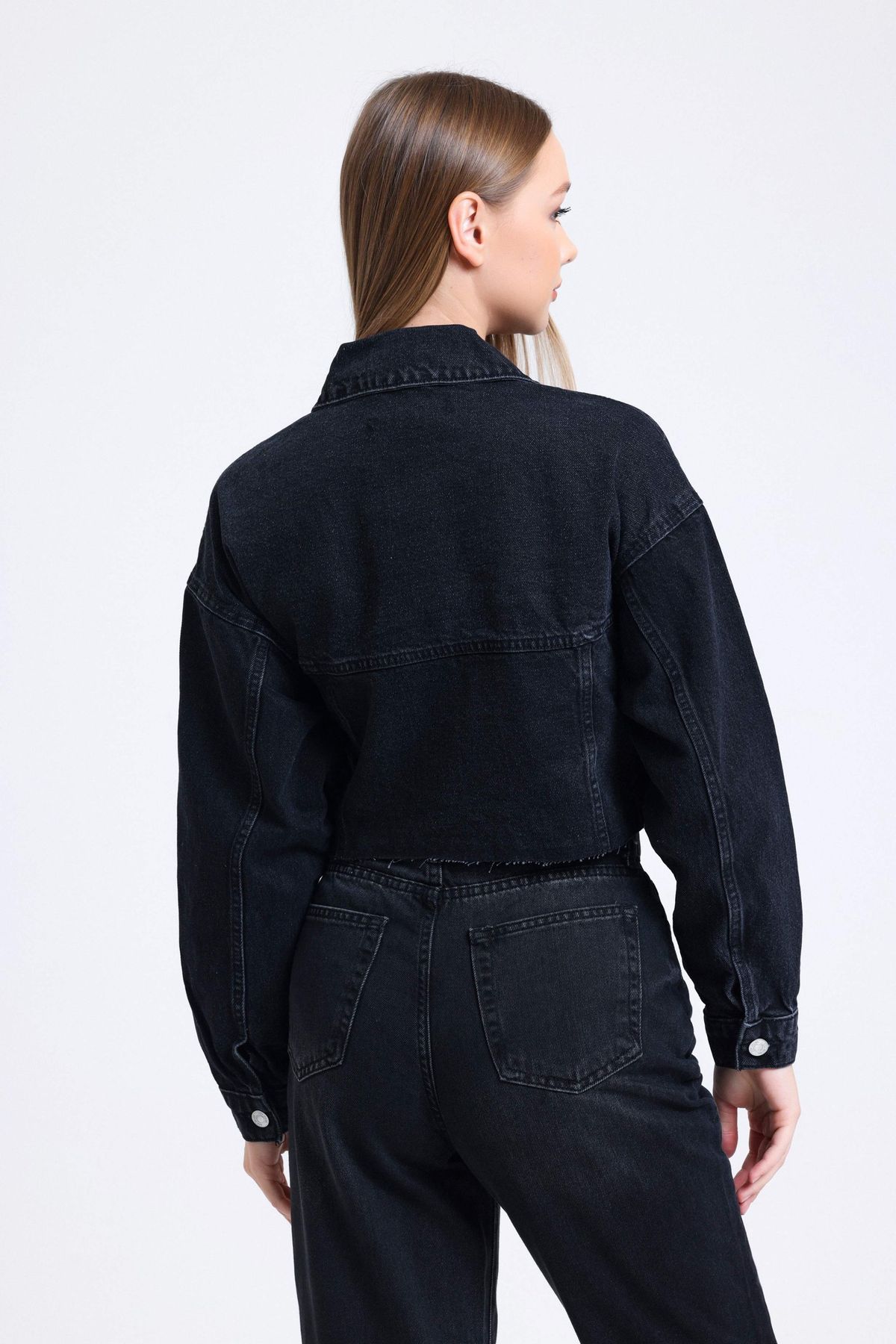 Denim Collar Pocket Cropped Jacket with a Seamless Hem