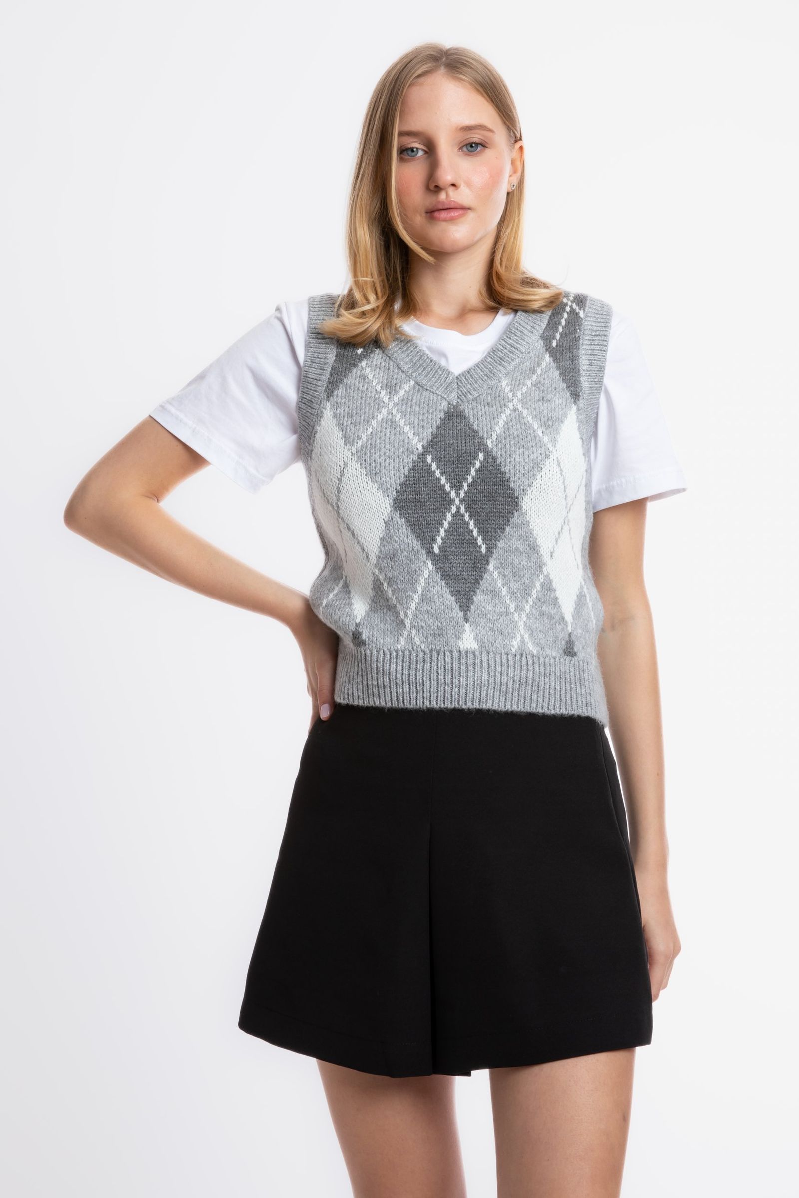 Diamond Patterned V Neck Sleeveless Sweater