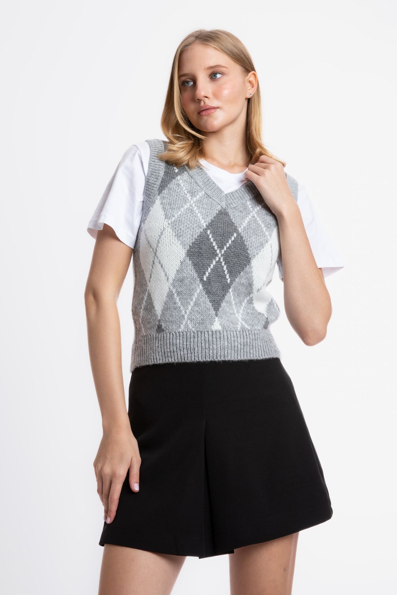 Diamond Patterned V Neck Sleeveless Sweater