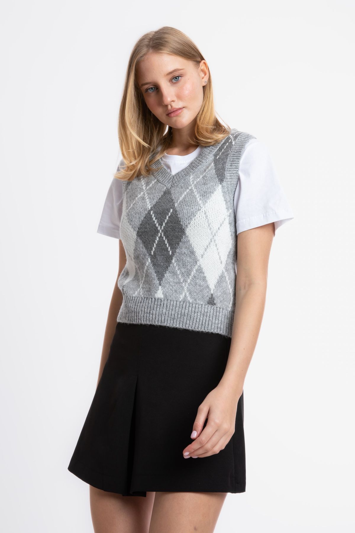 Diamond Patterned V Neck Sleeveless Sweater