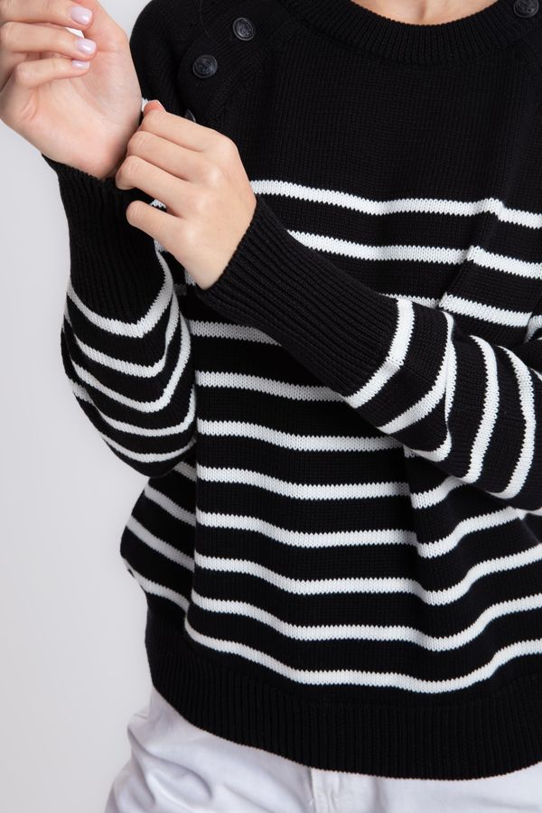 Striped Crew Neck Buttoned Sweater 8
