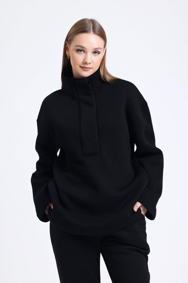 Half Open Collar Oversized Sweatshirt with a Neck Detail 1
