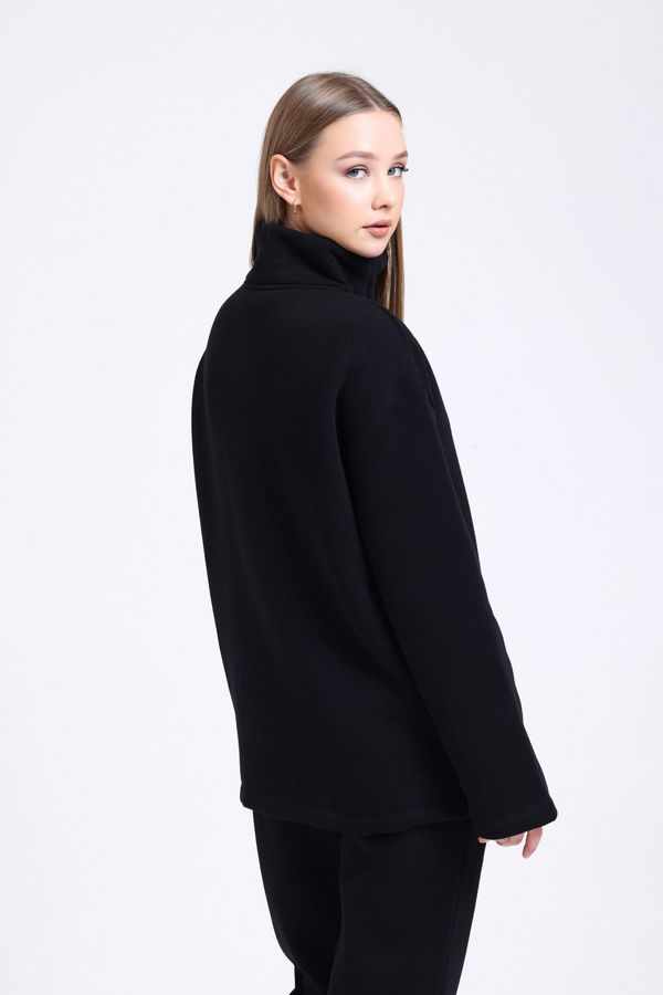Half Open Collar Oversized Sweatshirt with a Neck Detail 3