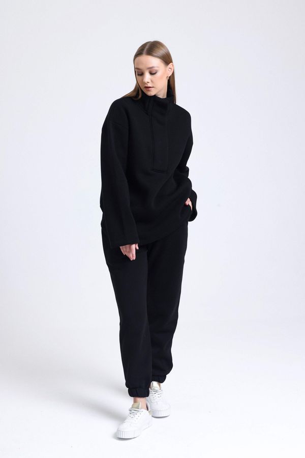 Half Open Collar Oversized Sweatshirt with a Neck Detail 5