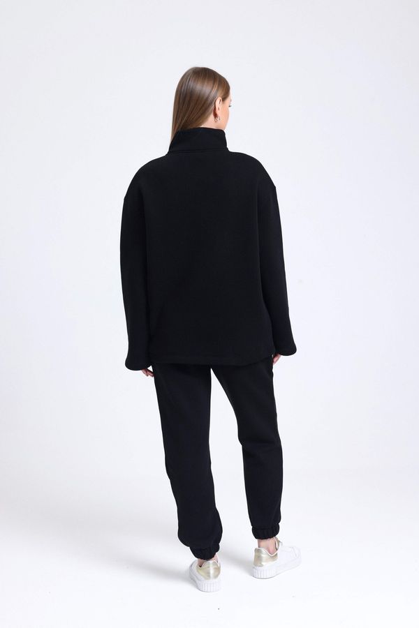 Half Open Collar Oversized Sweatshirt with a Neck Detail 6