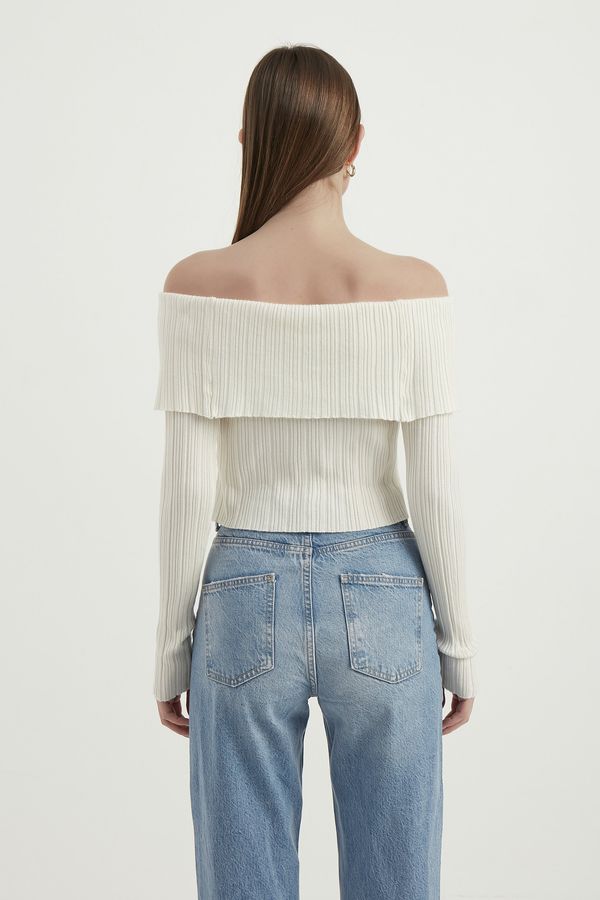 Off Shoulder Cardigan with a Collar Detail 4