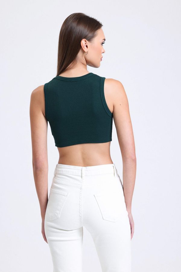 Crew Neck Crop Top with a V-Shaped Front 3