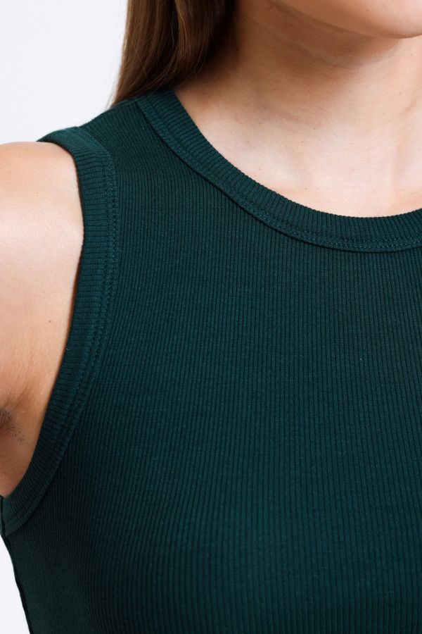Crew Neck Crop Top with a V-Shaped Front 6