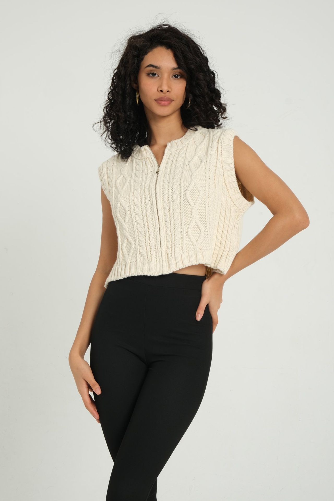 Round Neck Cable Knitted Zippered Waistcoat