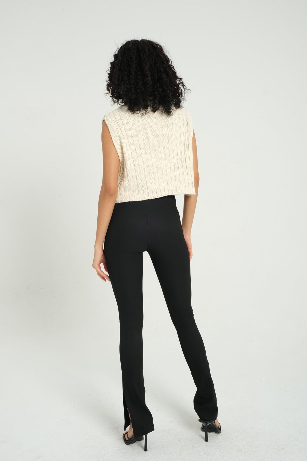 Round Neck Cable Knitted Zippered Waistcoat