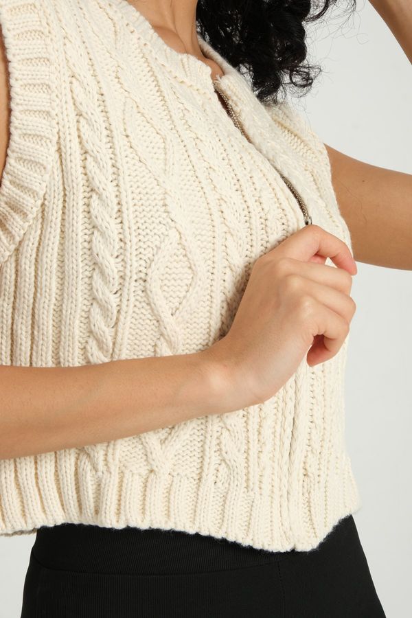 Round Neck Cable Knitted Zippered Waistcoat 6