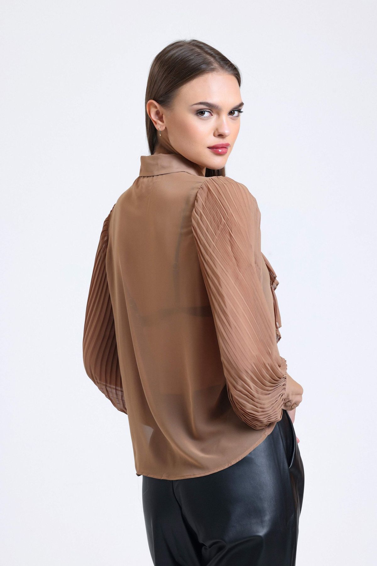 Chiffon Shirt with a Bow Details on the Neck