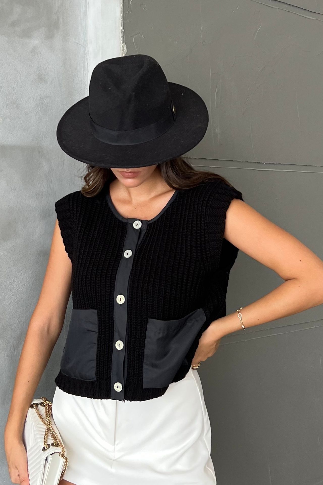 Round Neck Knitted Buttoned Pocket Waistcoat
