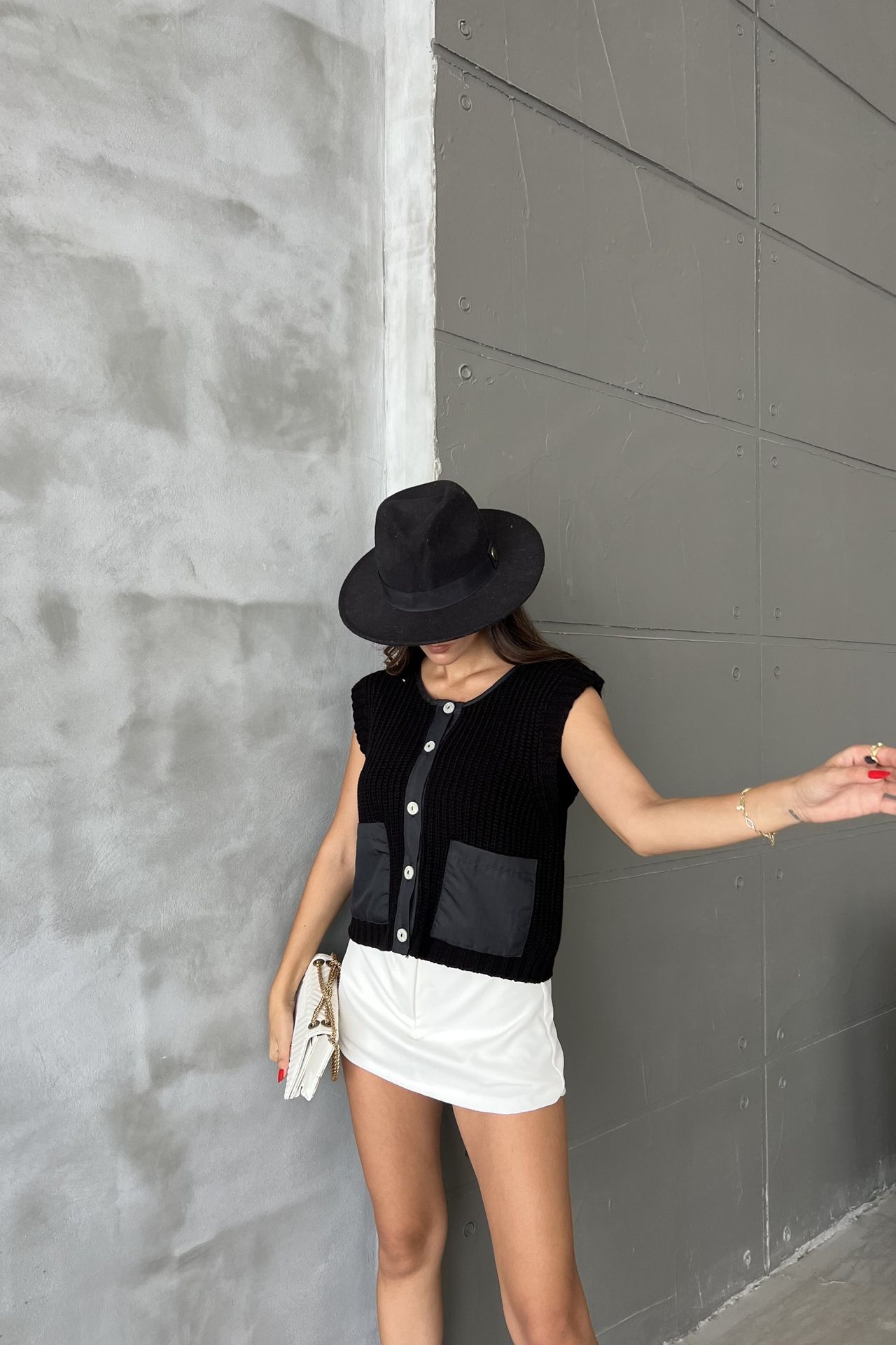 Round Neck Knitted Buttoned Pocket Waistcoat
