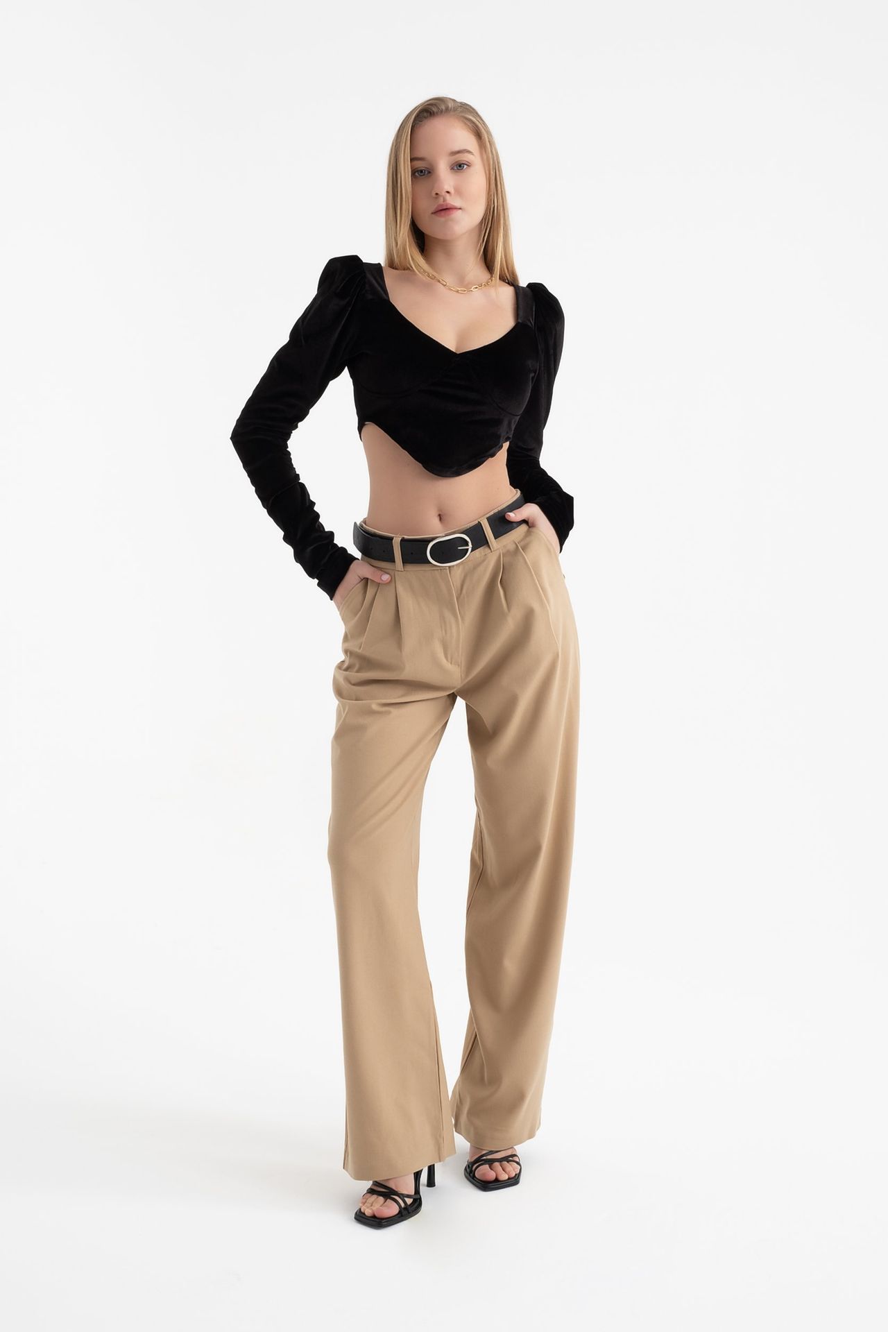 Scoop Neck Velvet Puff Sleeve Long Sleeve Blouse with a V-Shaped Front