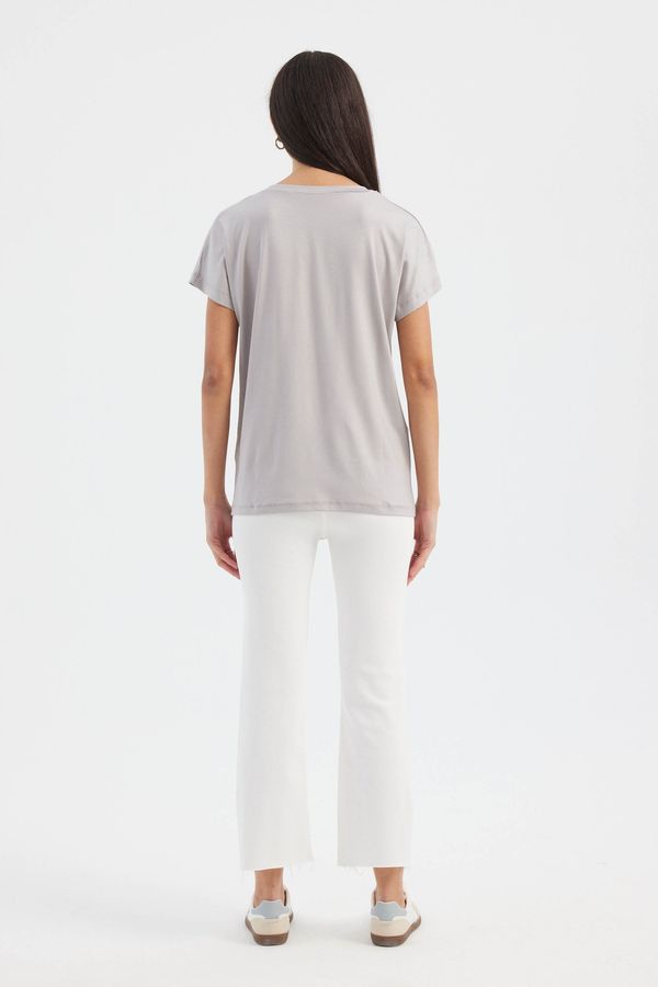 Relaxed V-Neck Short-Sleeve T-Shirt 4