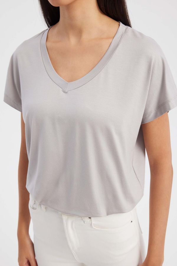 Relaxed V-Neck Short-Sleeve T-Shirt 5