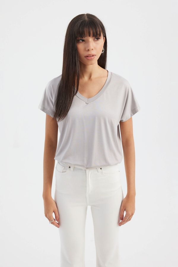 Relaxed V-Neck Short-Sleeve T-Shirt 3