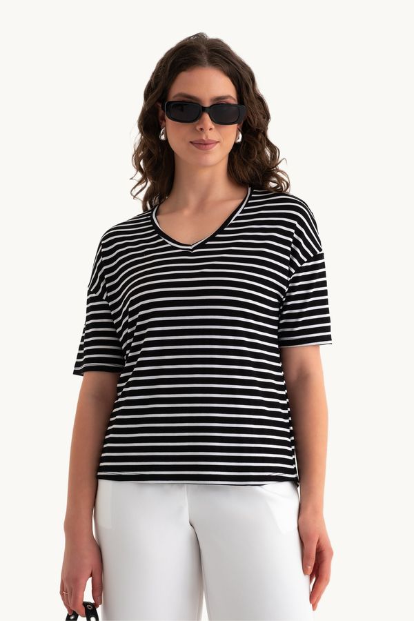 Striped Scoop Neck Relaxed T-shirt 1