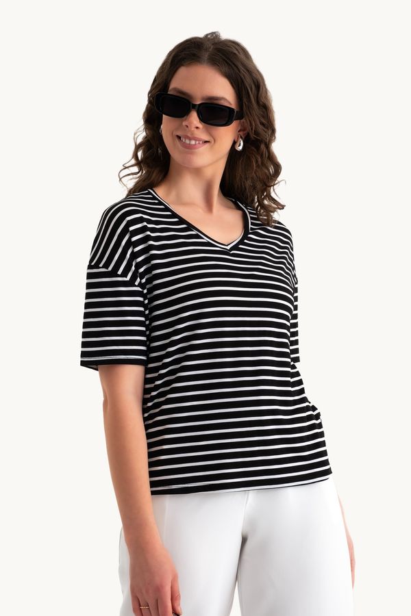 Striped Scoop Neck Relaxed T-shirt 2