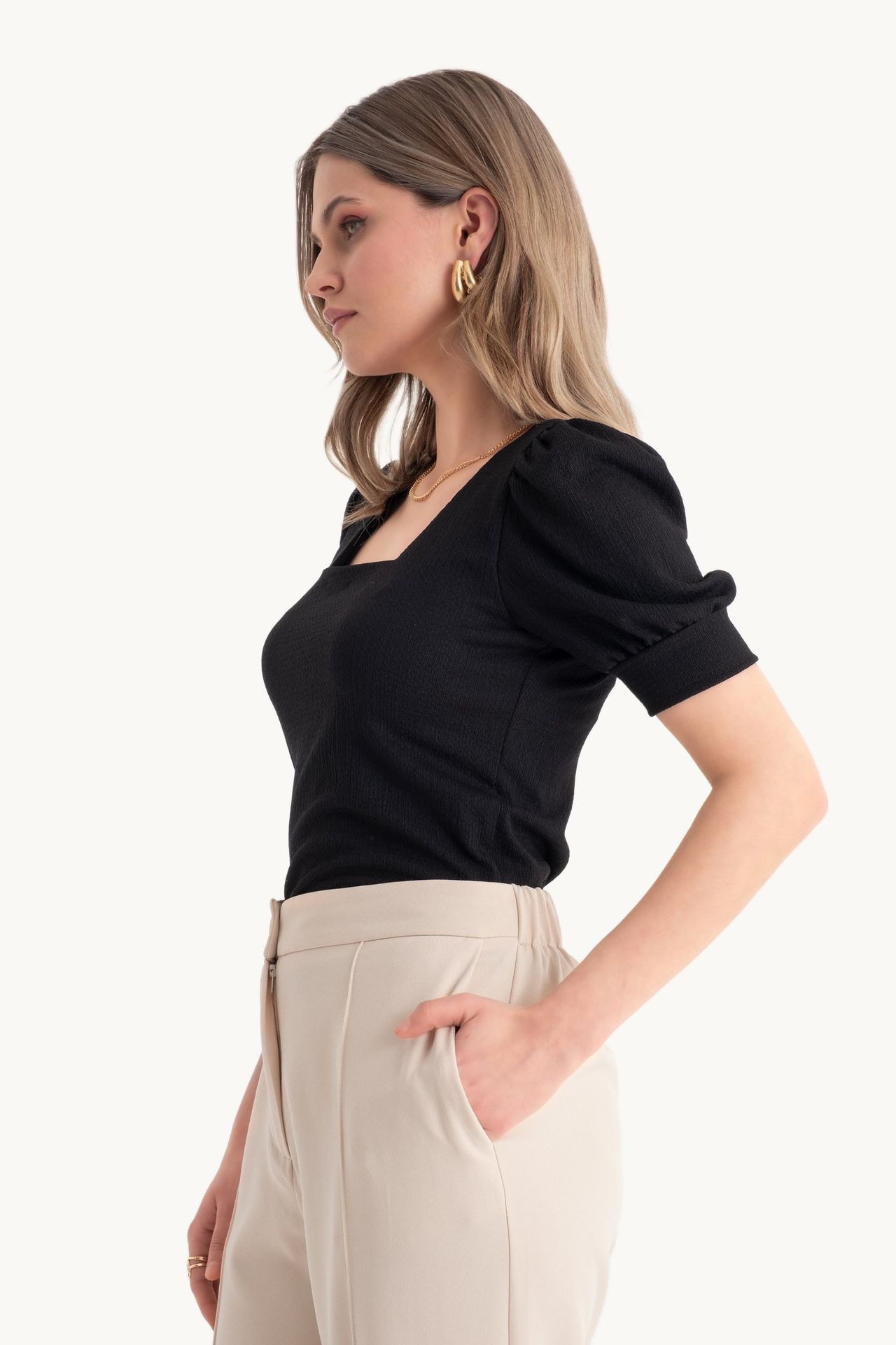 Square Neck Top with a Balloon Sleeves