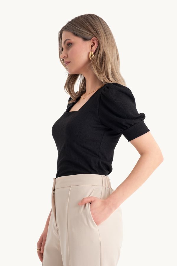 Square Neck Top with a Balloon Sleeves 2