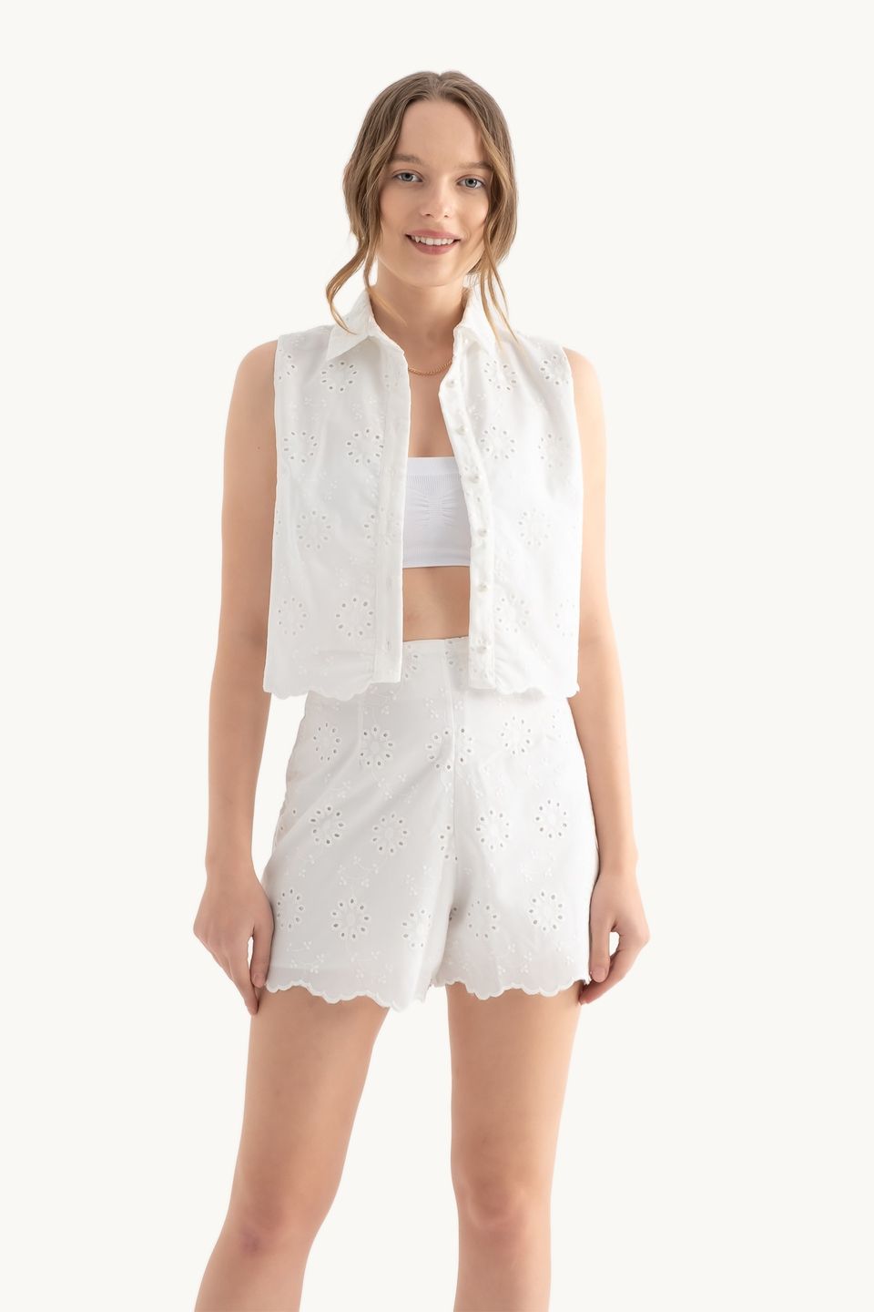 Embroidered Sleeveless Cropped Shirt with a Button detail