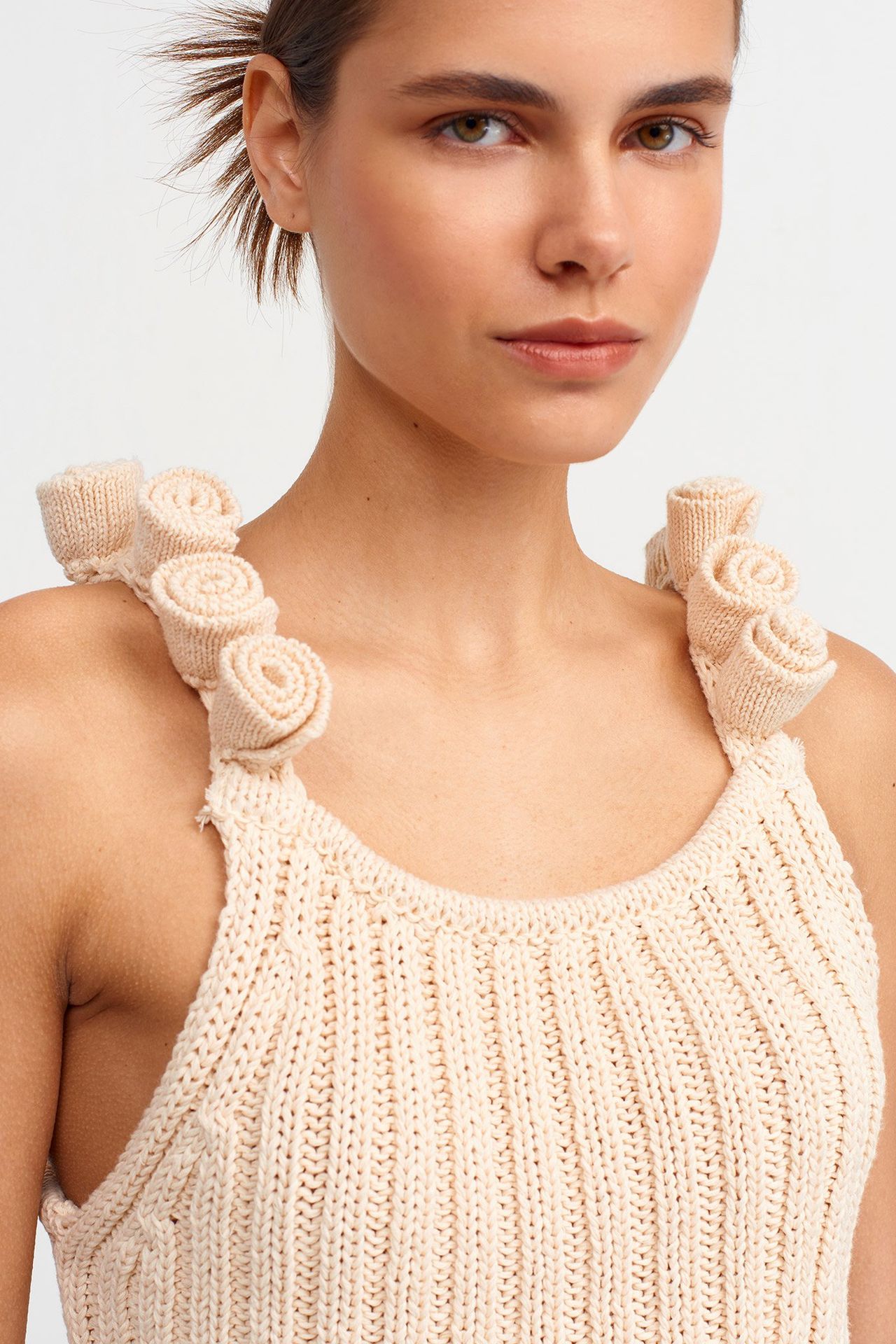 Scoop Neck Knitted Ribbed Sleeveless Top with a Flower Decor