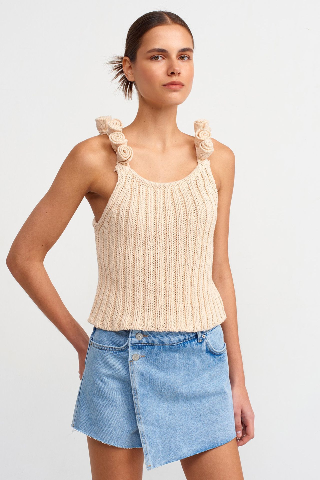 Scoop Neck Knitted Ribbed Sleeveless Top with a Flower Decor