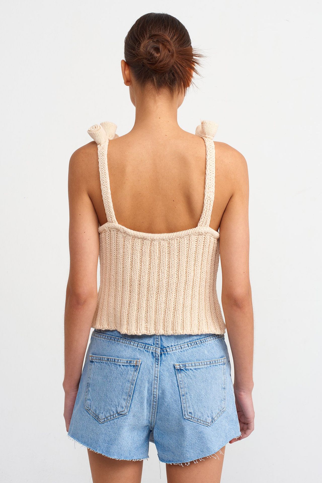 Scoop Neck Knitted Ribbed Sleeveless Top with a Flower Decor