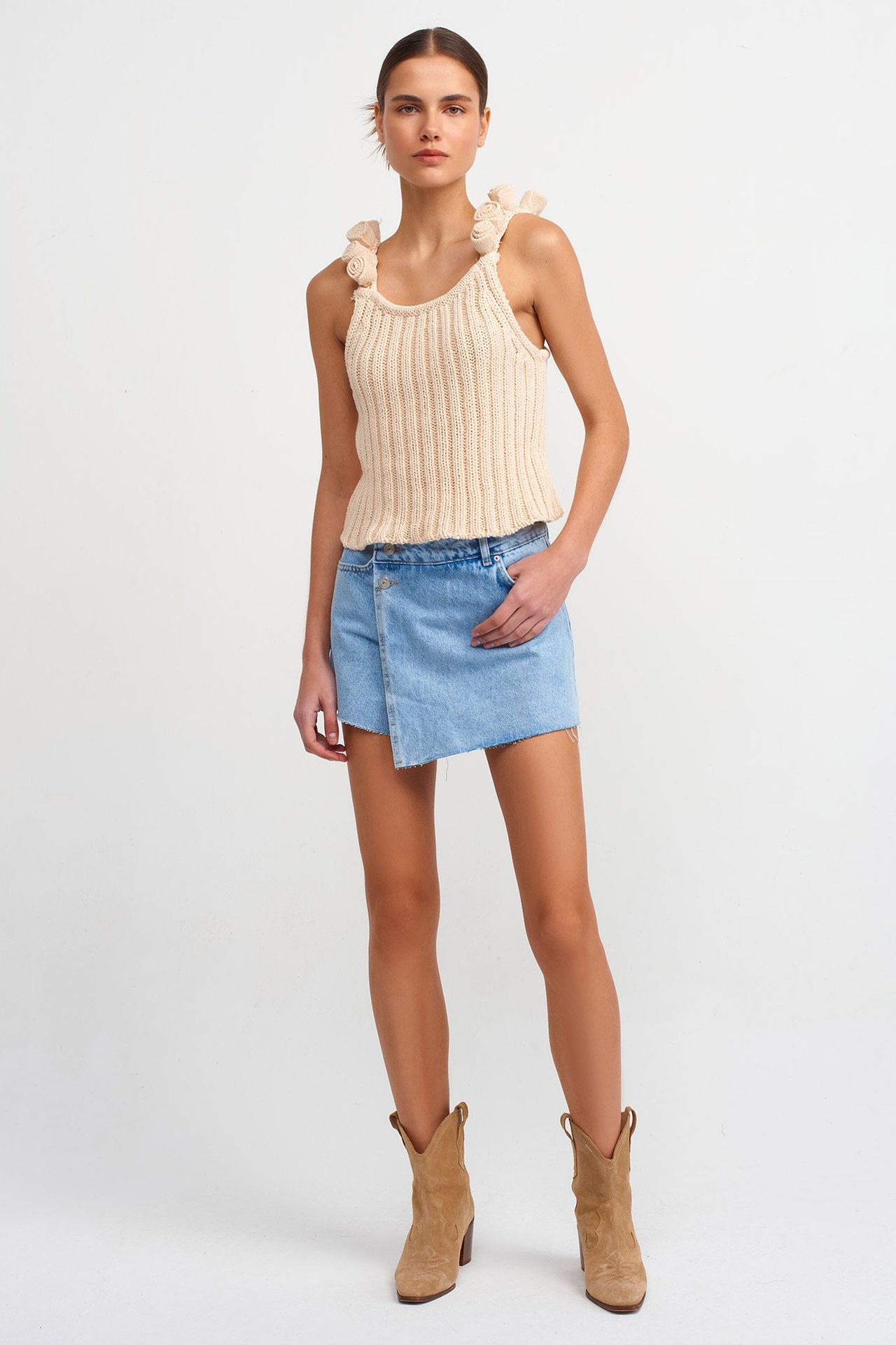 Scoop Neck Knitted Ribbed Sleeveless Top with a Flower Decor