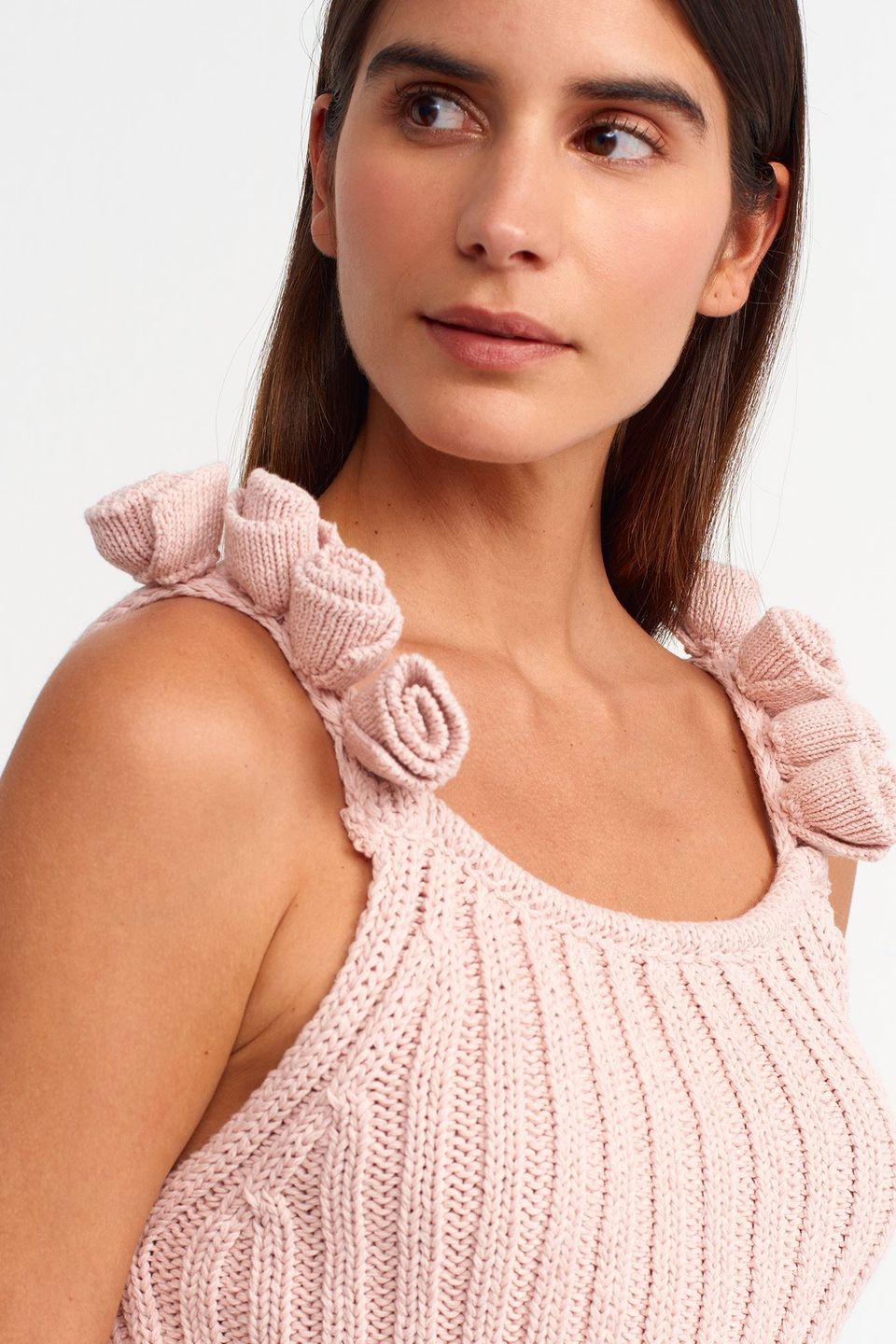 Scoop Neck Knitted Ribbed Sleeveless Top with a Flower Decor 4