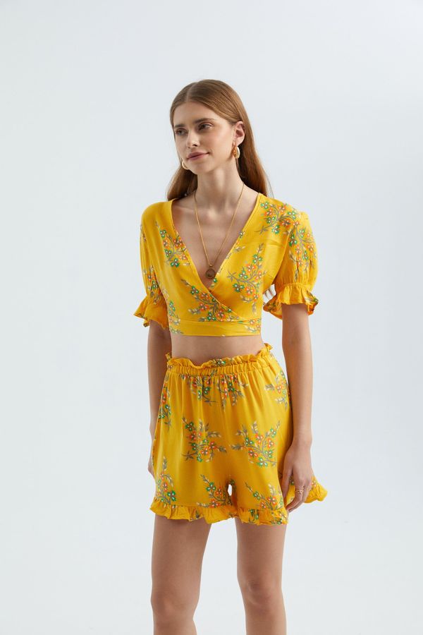 Çiçekli Surplice Yaka Kısa Kollu Crop Top 3