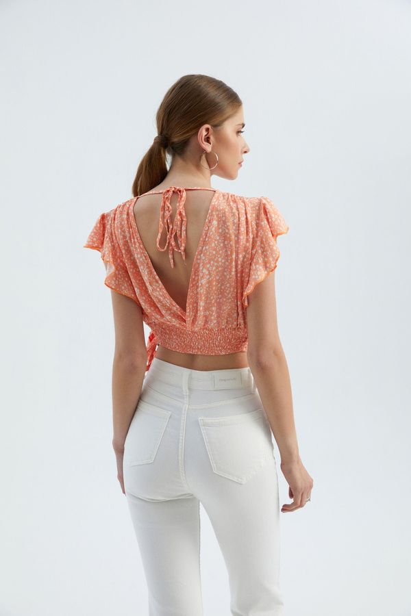 Çiçek Desenli V Yaka Yan Bağlamalı Crop Top 5