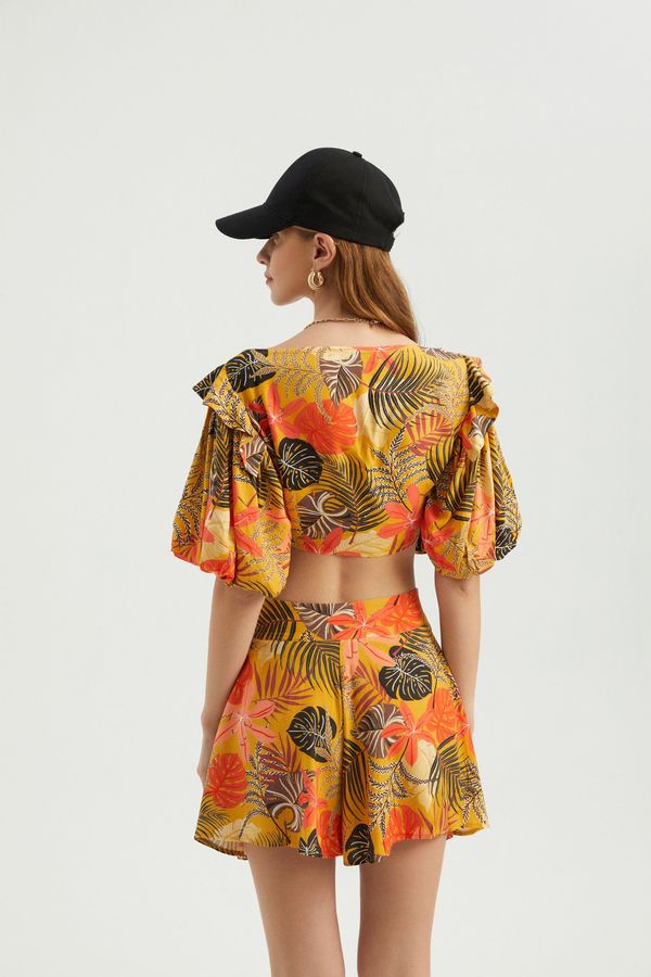 Kalp Yakalı Bağcıklı Balon Kollu Crop Top 4