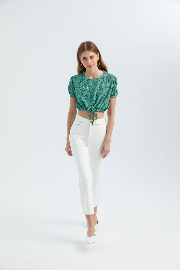 Çiçekli Yuvarlak Yakalı Bağcıklı Crop Top 2