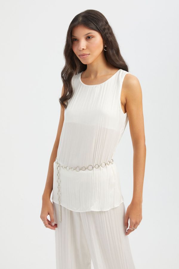 Kemer Detaylı Plise Yuvarlak Yaka Bluz 4