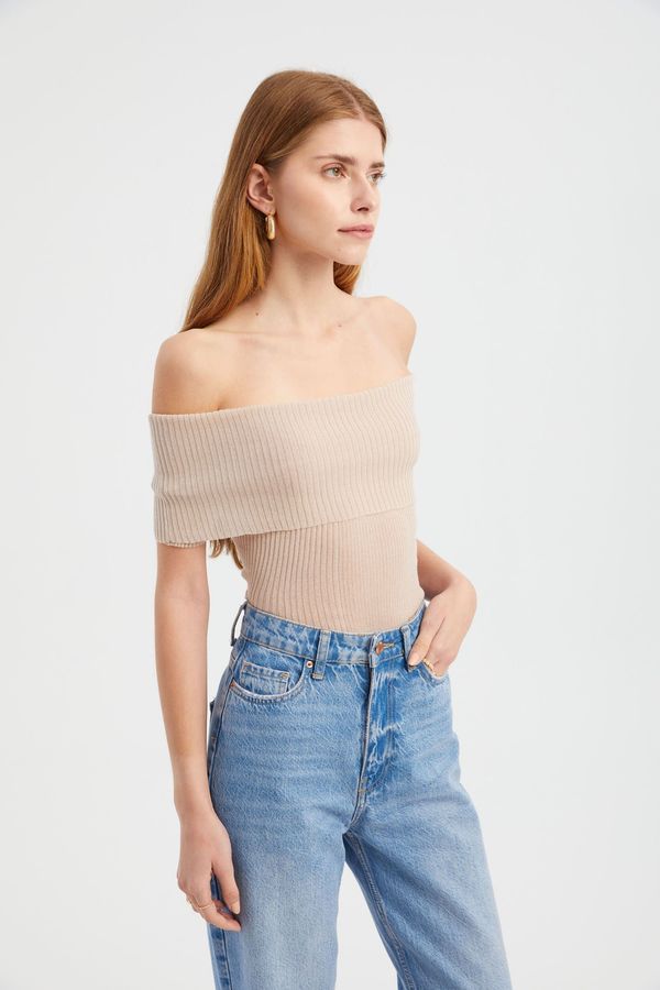 Örme Nervürlü Kısa Kollu Crop Top 3