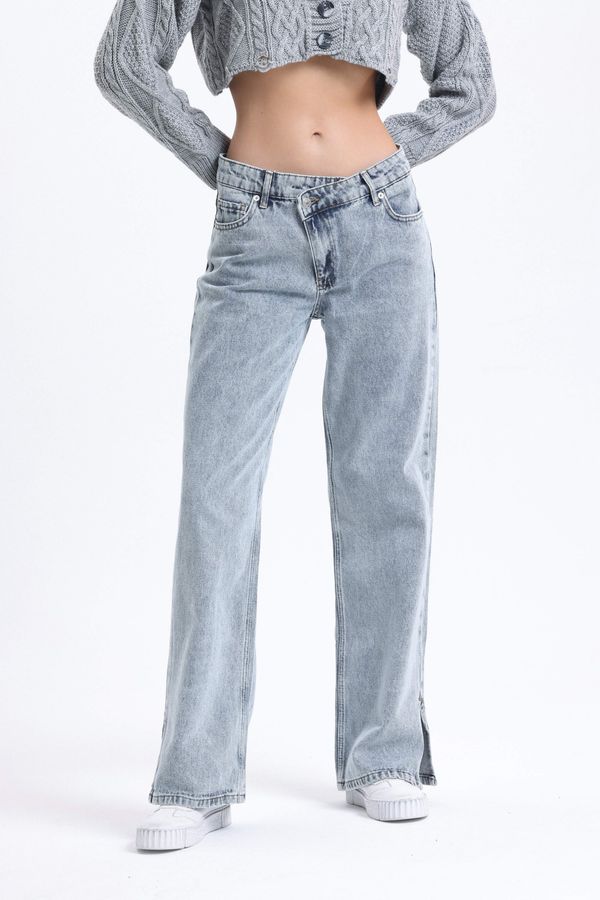 Mid Rise Slit Straight Leg Jeans with a Belt Detail 1