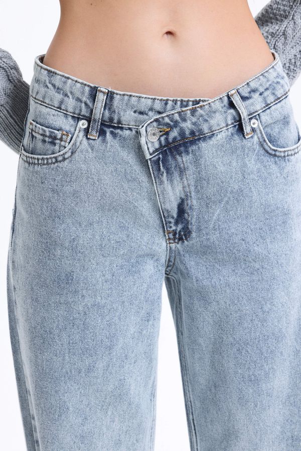 Mid Rise Slit Straight Leg Jeans with a Belt Detail 4