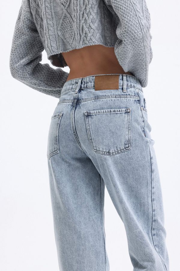 Mid Rise Slit Straight Leg Jeans with a Belt Detail 5