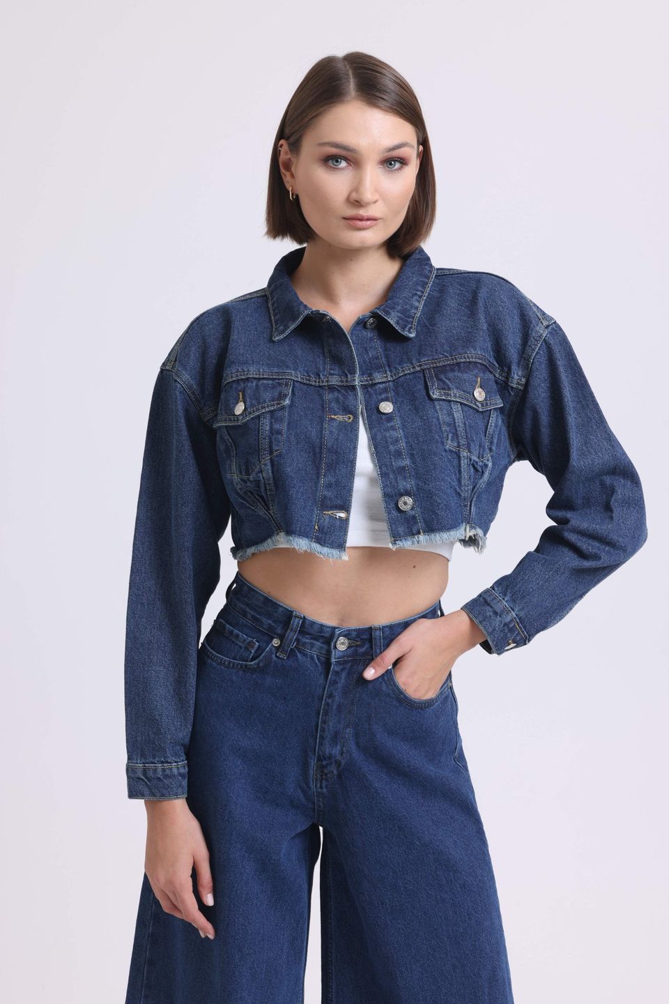 Denim Collar Cropped Jacket with a Seamless Hem