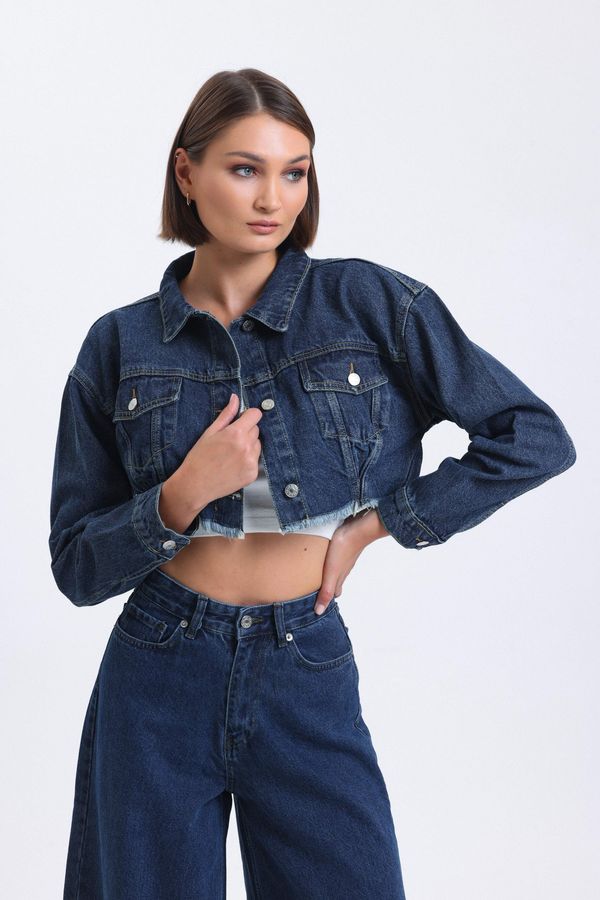 Denim Collar Cropped Jacket with a Seamless Hem 2