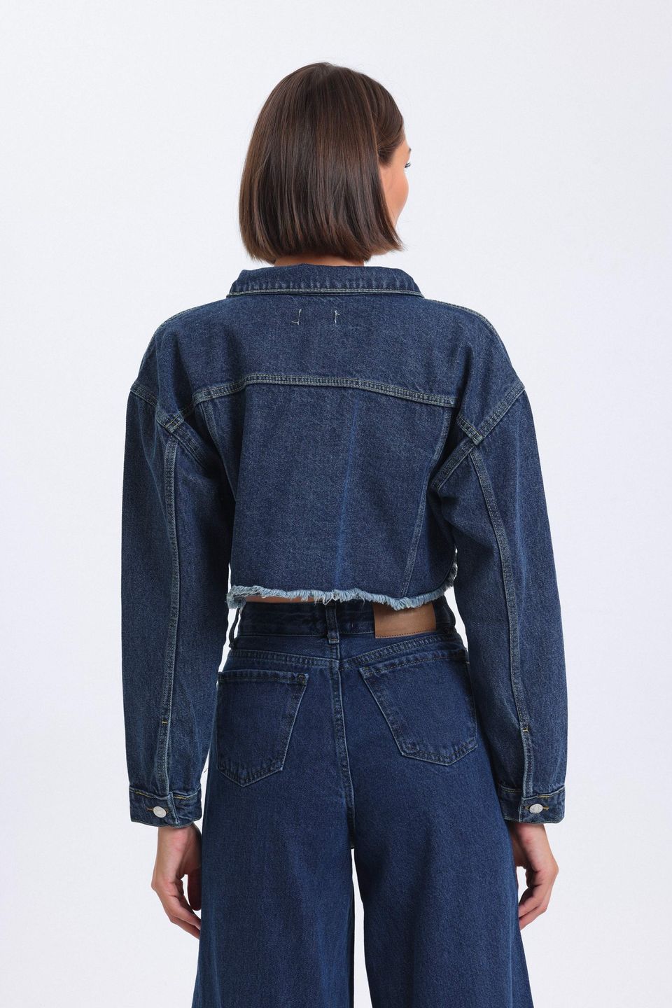 Denim Collar Cropped Jacket with a Seamless Hem