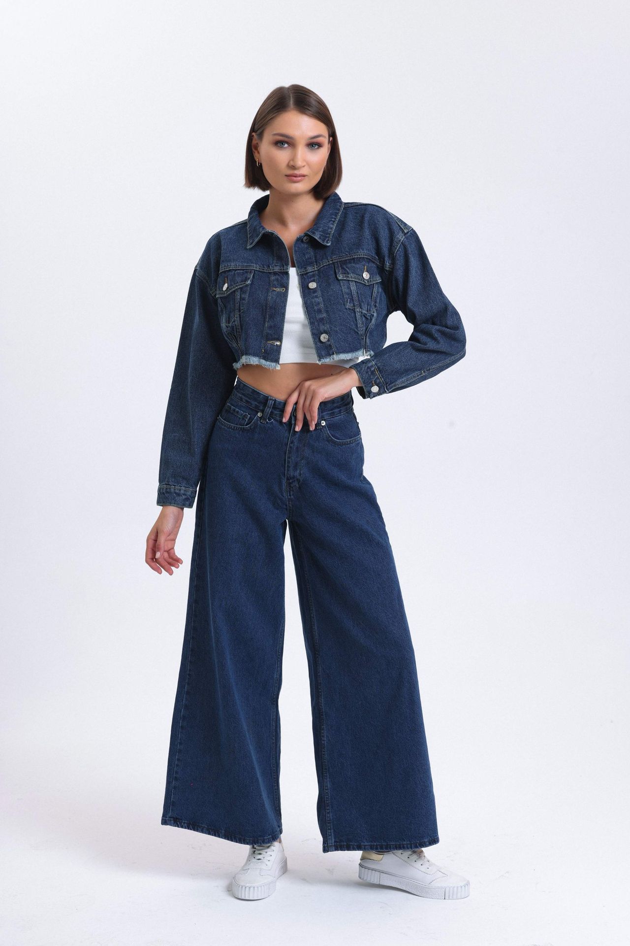 Denim Collar Cropped Jacket with a Seamless Hem