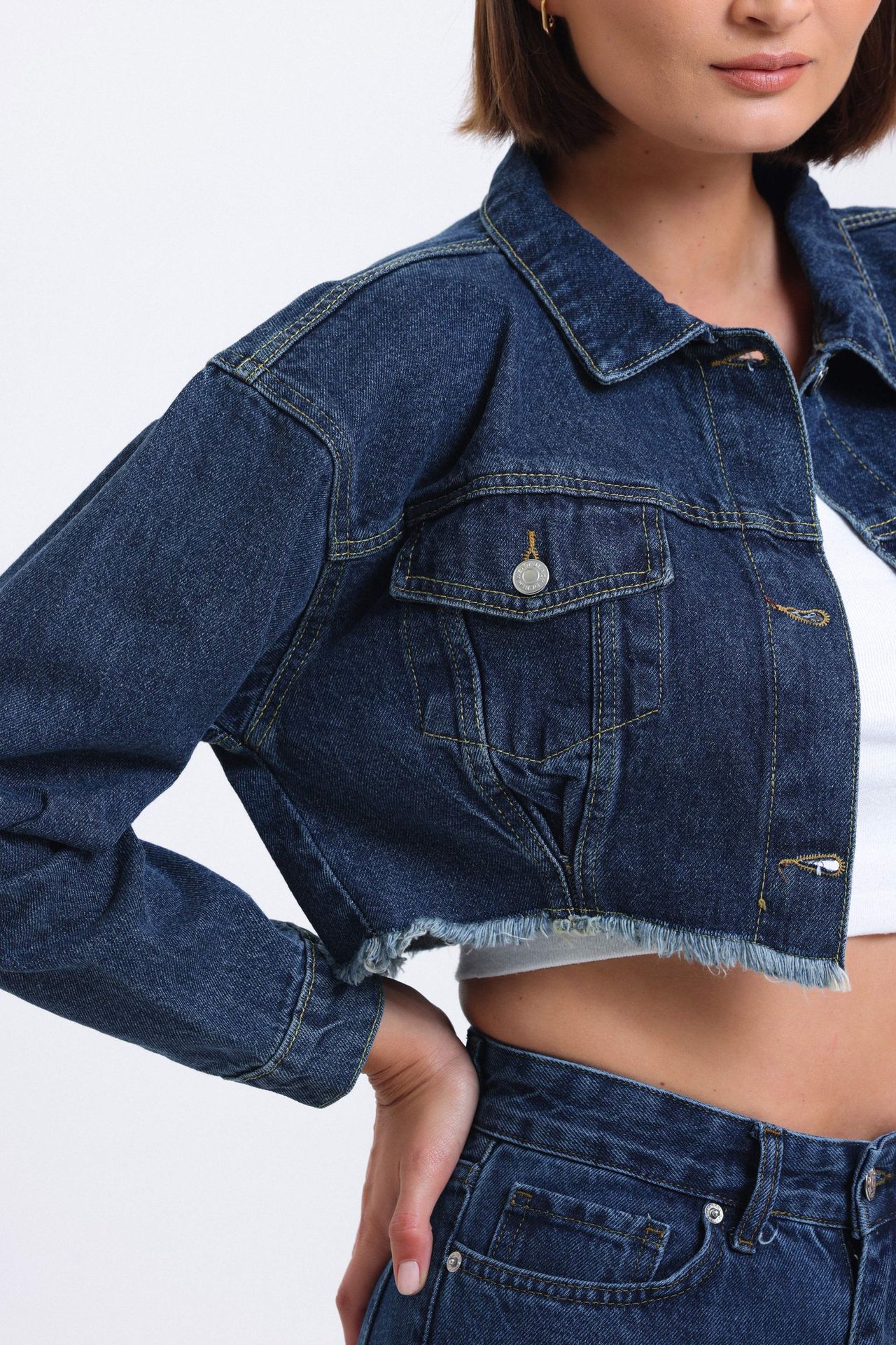 Denim Collar Cropped Jacket with a Seamless Hem